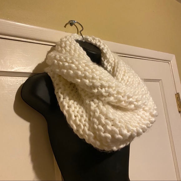*LAST CHANCE* H&M White Chunky Infinity Scarf - Picture 3 of 4